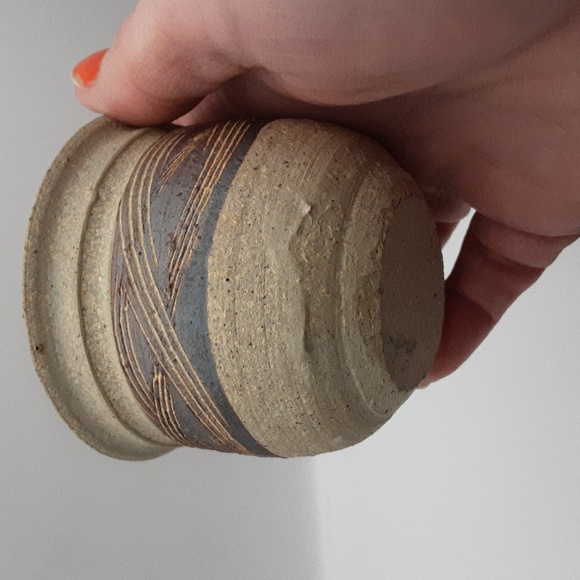 Vintage Hand Thrown Small Stoneware Pots Signed - Picture 8 of 8